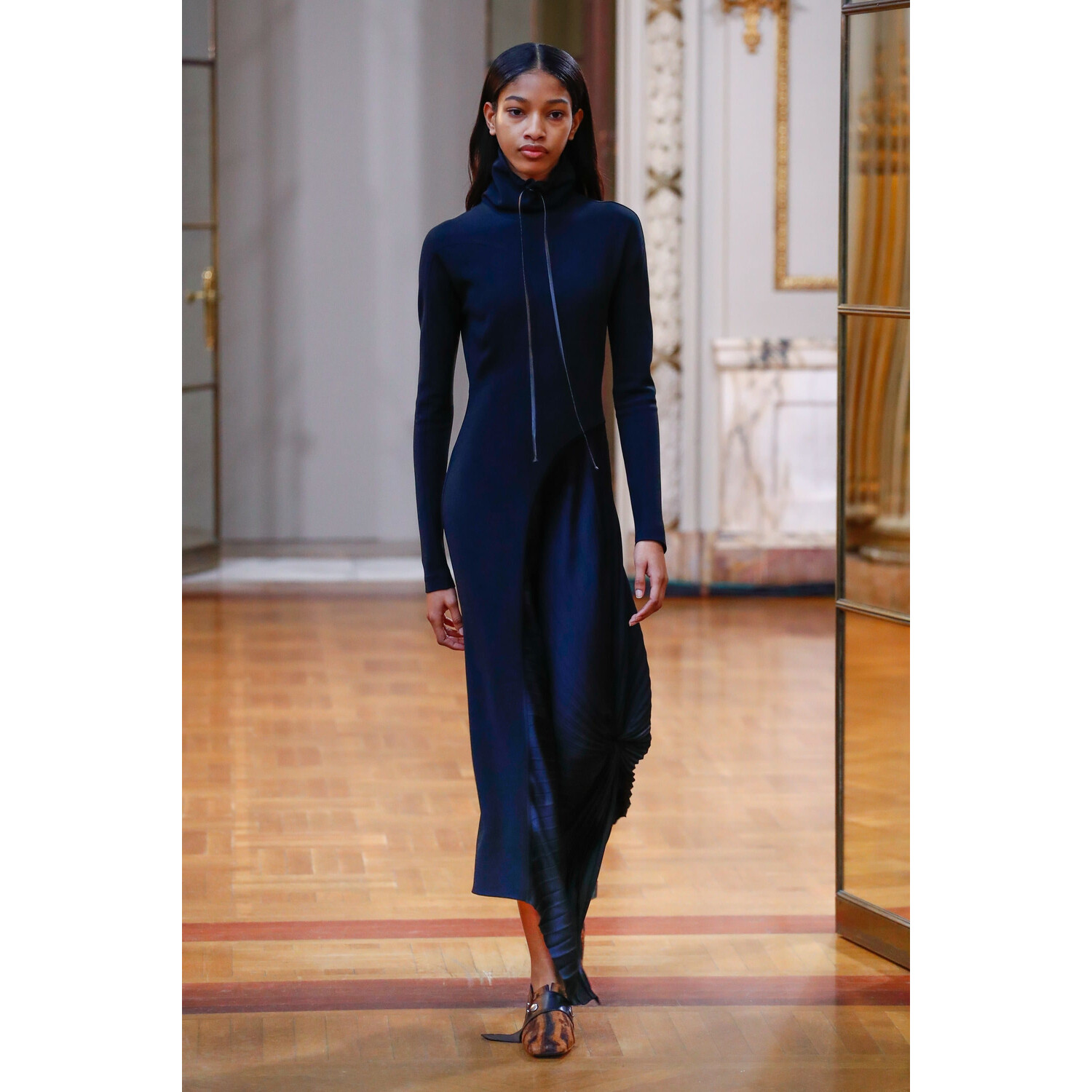 Фото Victoria Beckham Fall 2018 Ready-to-Wear Виктория Бекхэм осень зима 2018 коллекция неделя моды в Нью Йорке Mainstyles